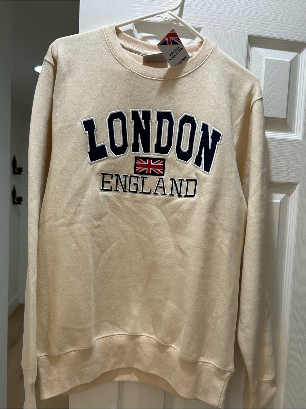Unisex London England Cream Crewneck Sweater. Size Medium
